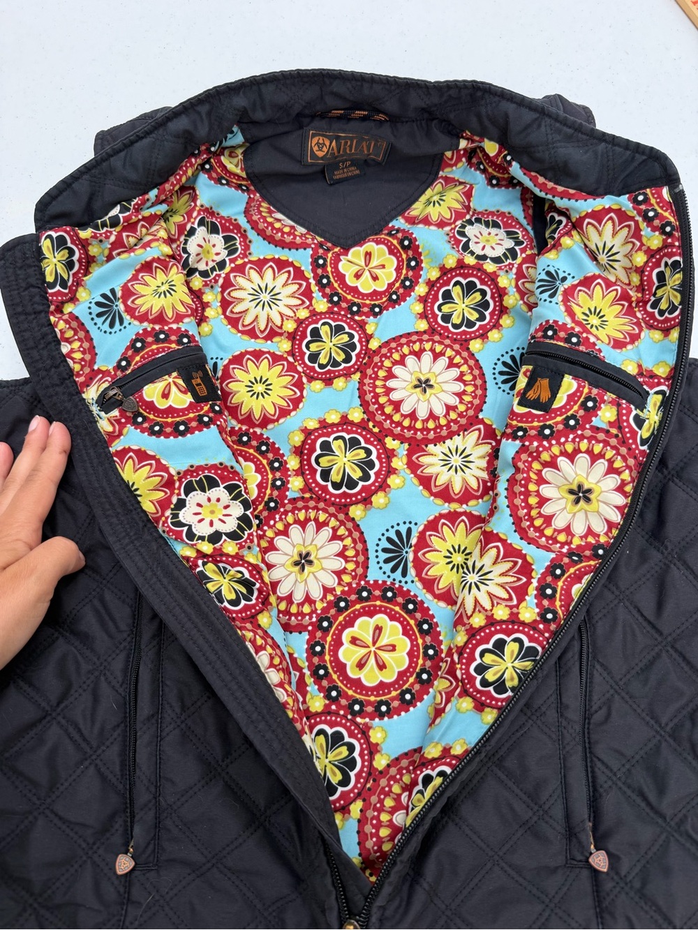 Ariat Black Quilted Sleeveless Vest with Logo - Picture 3 of 7